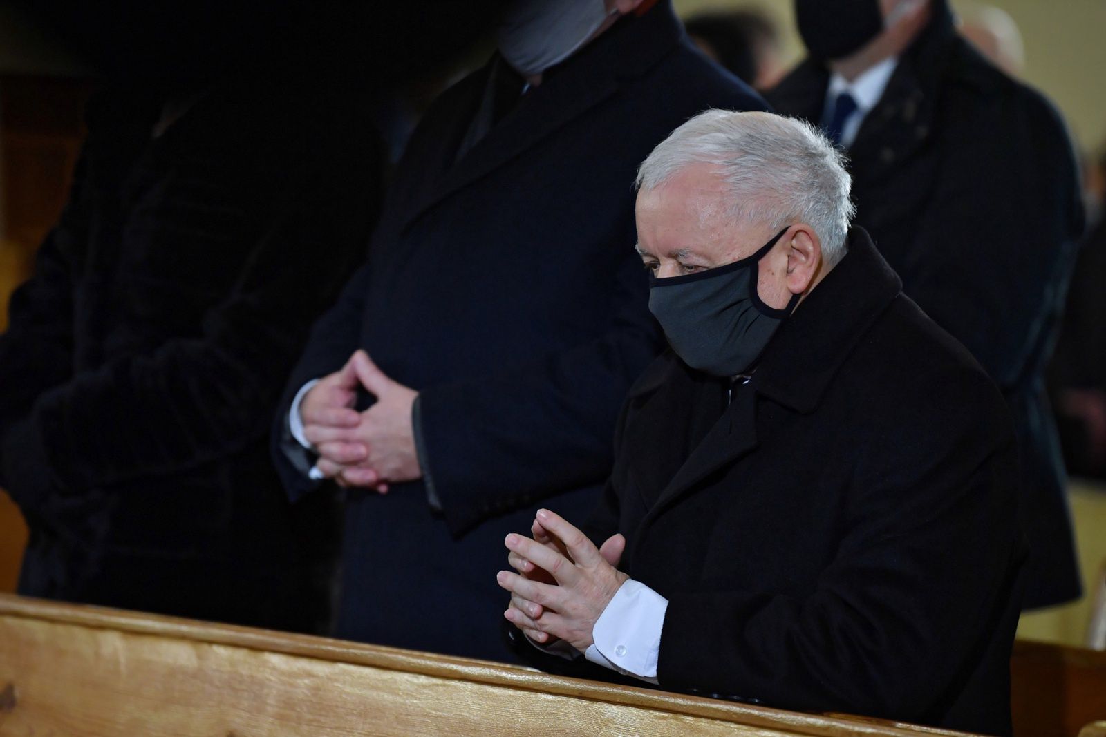 Kaczyński nie przestrzegał obostrzeń w kościele? Sprawę zbada sanepid