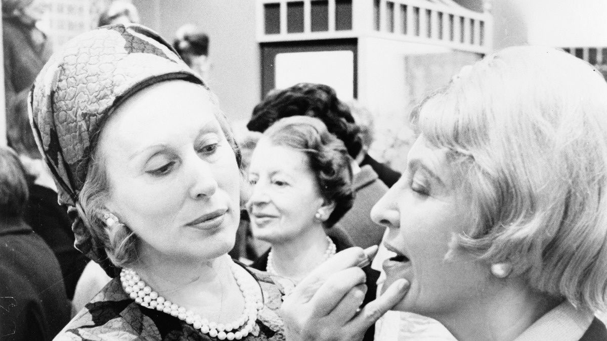 Estée Lauder demonstruje makijaż klientce, 1966 rok