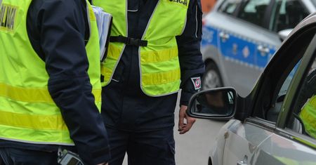 Pod prąd i wężykiem. Policjanci zaskoczeni