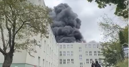 Kłęby czarnego dymu nad Gdynią. Duży pożar obok szkoły