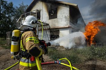 Pożar kurnika na Mazowszu. Zginęło około 7 tysięcy kur. Z ogniem walczyło 14 zastępów straży pożarnej