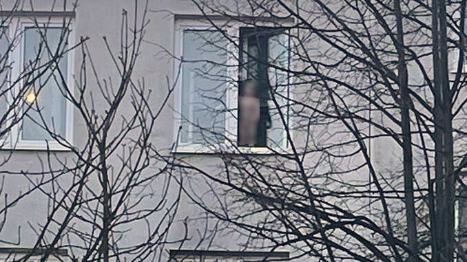Po parapecie spacerowały dzieci na wysokości 4 piętra