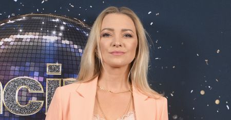 Kurdej-Szatan poszła z dziećmi do kościoła. Córka to skóra zdjęta z matki