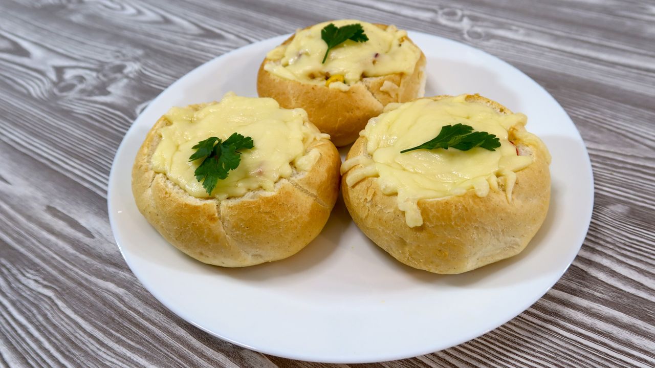 Kajzerki zapiekane z tuńczykiem i warzywami