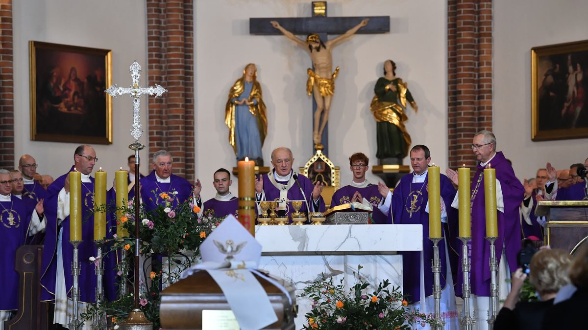 Warszawa, 20.08.2021. Metropolita warszawski, kard. Kazimierz Nycz (4P), prymas Polski abp Wojciech Polak (4L), metropolita gdański abp Tadeusz Wojda (2P), biskup warszawsko-praski Romuald Kamiński (5L) oraz przewodniczący Konferencji Episkopatu Polski abp Stanisław Gądecki (P) podczas uroczystości pogrzebowych abp. Henryka Hosera w bazylice katedralnej św. Michała Archanioła i św. Floriana Męczennika w Warszawie, 20 bm. Abp Henryk Hoser zmarł 13 bm. w Centralnym Szpitalu Klinicznym MSWiA w wieku 78 lat. (amb) PAP/Radek Pietruszka