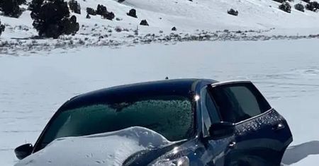 Auto 81-latka utknęło w zaspie śnieżnej. Na ratunek czekał aż tydzień
