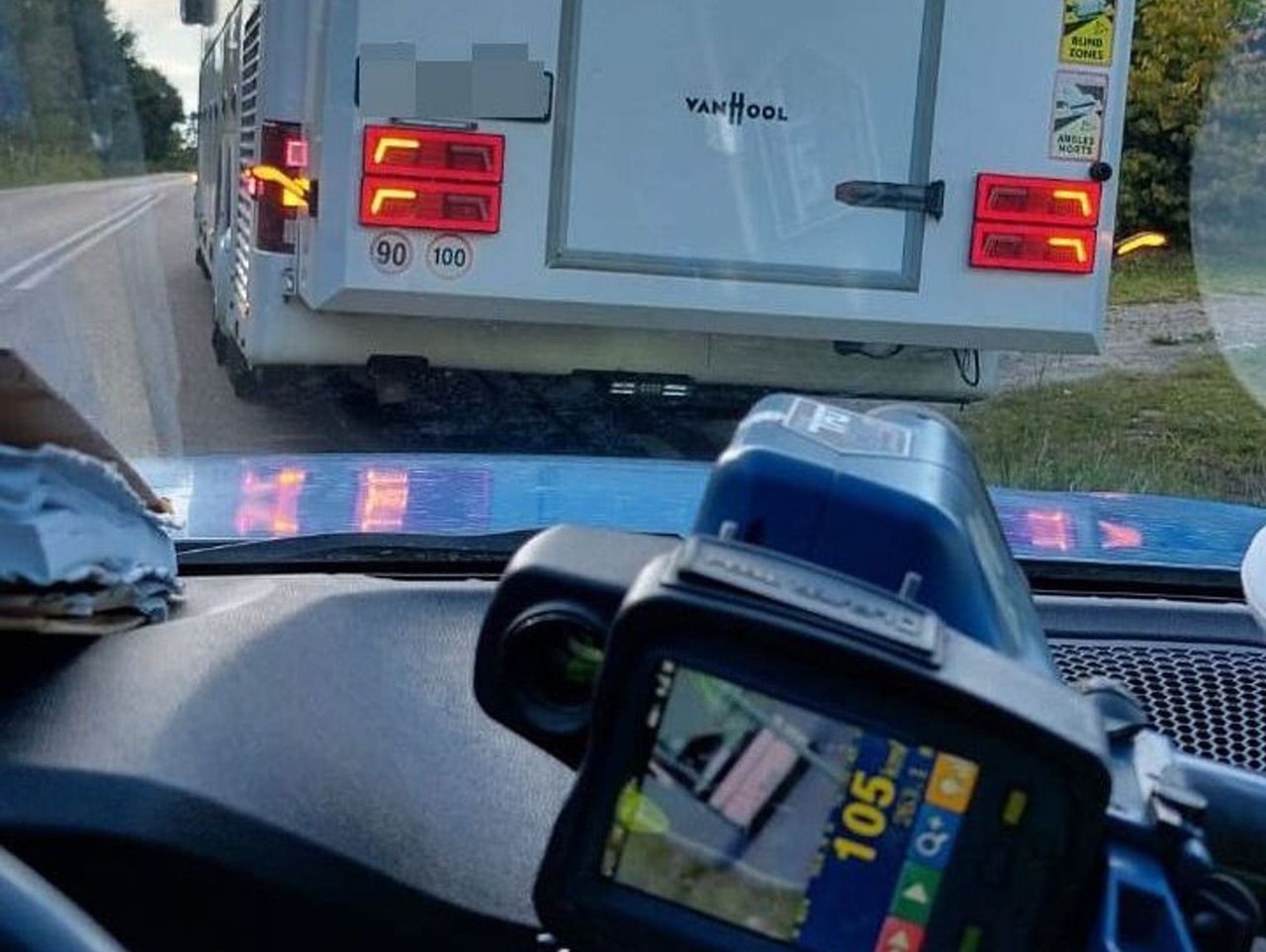 Autokar z 60 pasażerami jechał w terenie zabudowanym z prędkością 105km/h. Kierowca stracił prawo jazdy