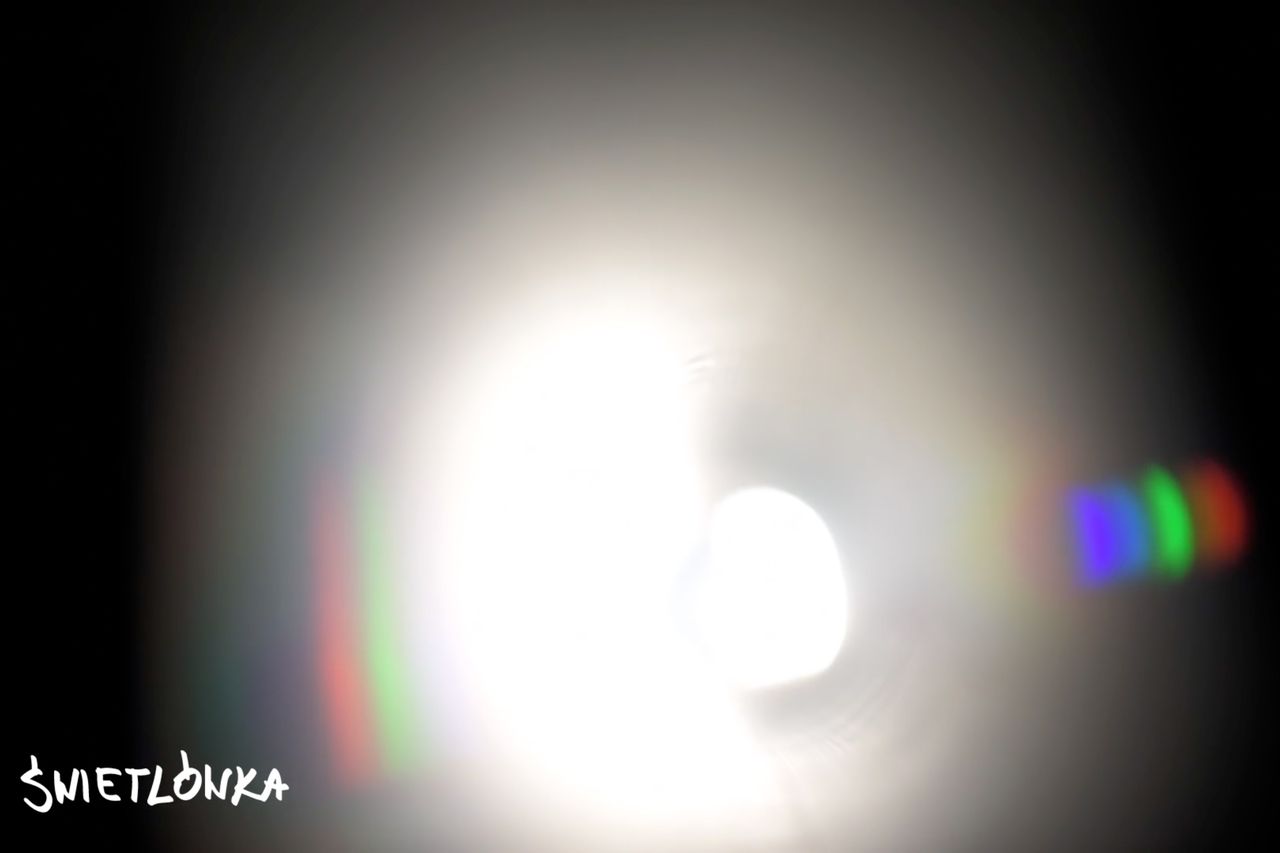 Nawet ręcznie zrobiony spektrograf może pokazać spektrum danego źródła światła. Wiedzieliście o tym?