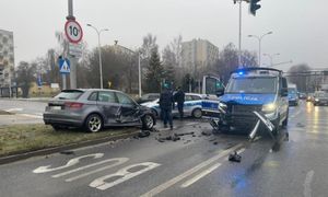Radiowóz zderzył się z osobówką w Kielcach. Policjant trafił do szpitala