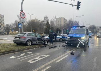 Radiowóz zderzył się z osobówką w Kielcach. Policjant trafił do szpitala