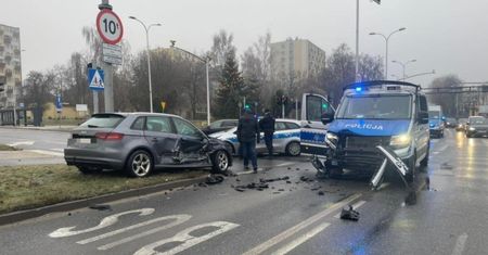 Radiowóz zderzył się z osobówką w Kielcach. Policjant trafił do szpitala