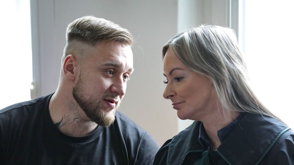 Łukasz Żak i jego adwokat na sali sądowej.