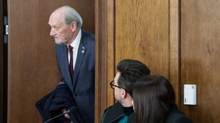 Macierewicz zakłócił rozprawę. Próbował wejść na salę bez przepustki