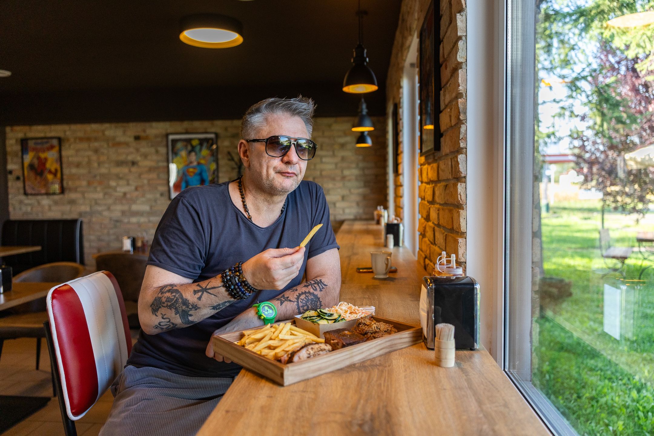BBQ Bar DYM działa przy drodze krajowej nr 80 w Czarnowie.