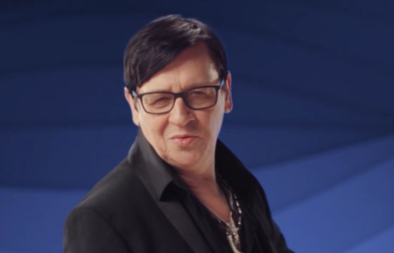 Maciej Maleńczuk znów niezadowolony w reklamie bezalkoholowej Warki Radler (wideo)