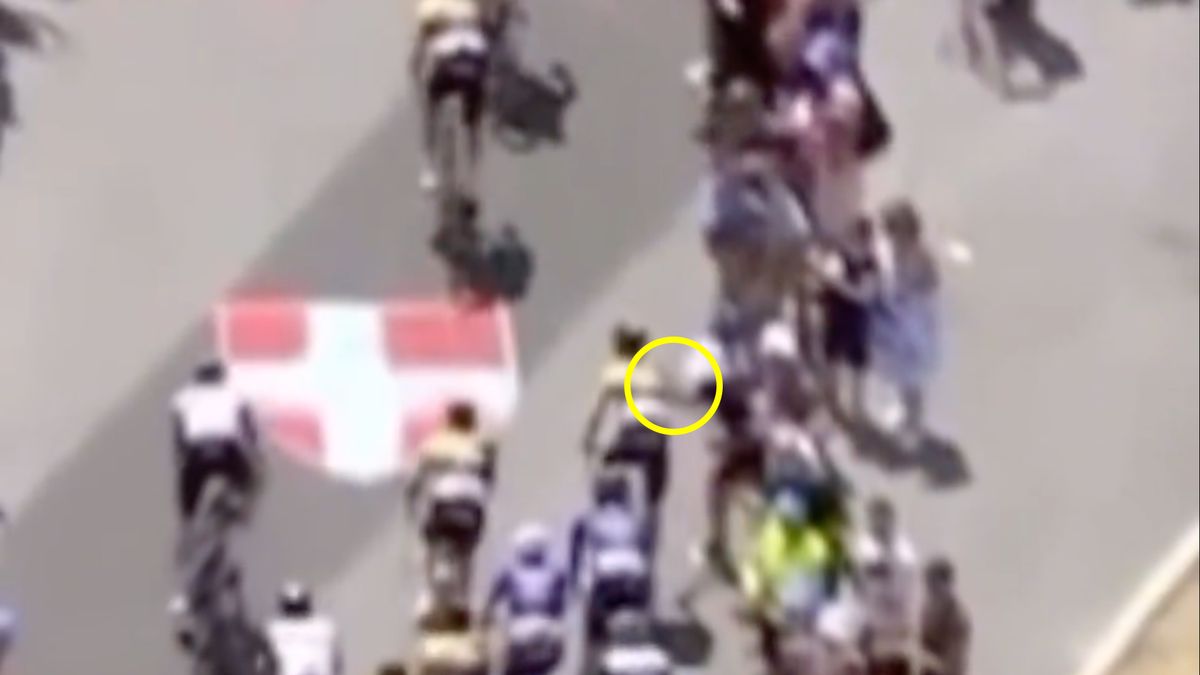 Do karambolu doszło przez fana robiącego selfie. Tu widać, jak ręką zahacza o reprezentanta USA.