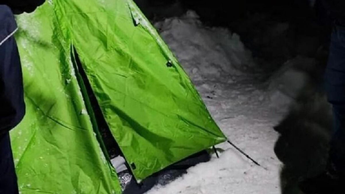 40-latka mieszka w namiocie w lesie