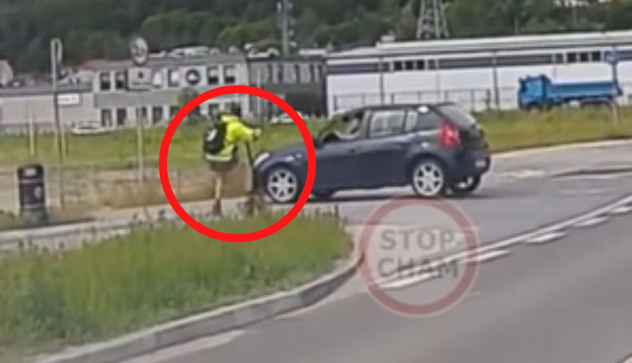Auto skręcało. Nadjechał hulajnogą. Boli od patrzenia