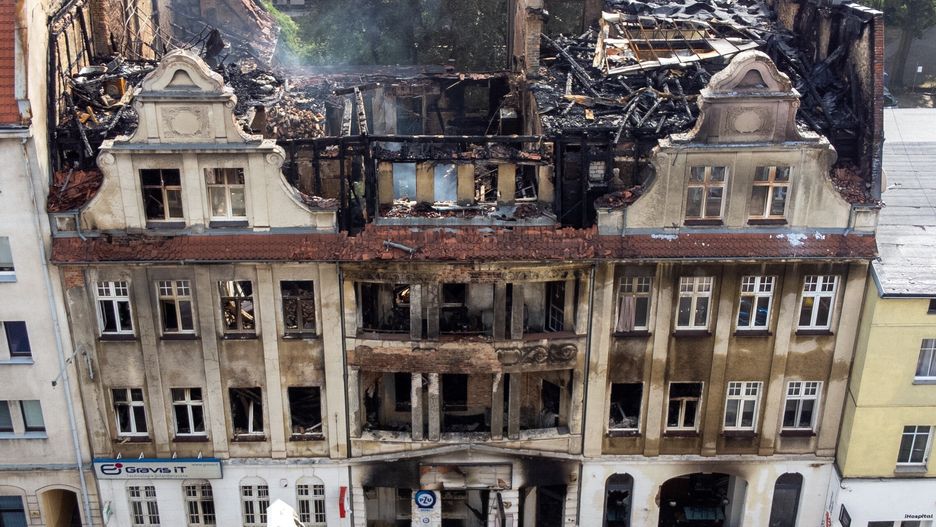 miejsce po�aruPozna�, 26.08.2024. Na zdj�ciu z drona dzia�ania stra�y po�arnej i policji na miejscu po�aru kamienicy na ulicy Kraszewskiego w Poznaniu, 26 bm. Do po�aru i wybuchu w kamienicy na pozna�skich Je�ycach dosz�o w nocy z 24 na 25 bm. W trakcie akcji zgin�o dw�ch stra�ak�w, a 11 zosta�o poszkodowanych. Do szpitala trafi�y tak�e trzy postronne osoby ranne w tym zdarzeniu. (mr) PAP/Jakub Kaczmarczyk ***Do tego materia�u zdj�ciowego dost�pna jest r�wnie� depesza w systemie CSI, pt.: Pozna�/ Na miejscu po�aru kamienicy przy ul. Kraszewskiego wci�� pracuj� stra�acy***Jakub KaczmarczykJe�yce, kamienica, Kraszewskiego, po�ar, praca, stra�, stra�acy, z drona, z g�ry, z lotu ptaka, zdj�cie z drona, zgliszcza, miejsce zdarzenia