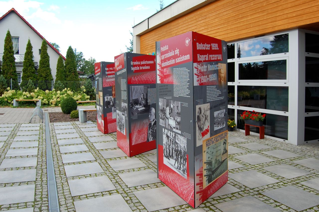 Kaczory: plenerowa wystawa o podporuczniku Piotrze Konieczce