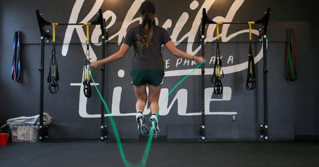 Skakanie na skakance wymodeluje twoją sylwetkę lepiej niż niejeden trening