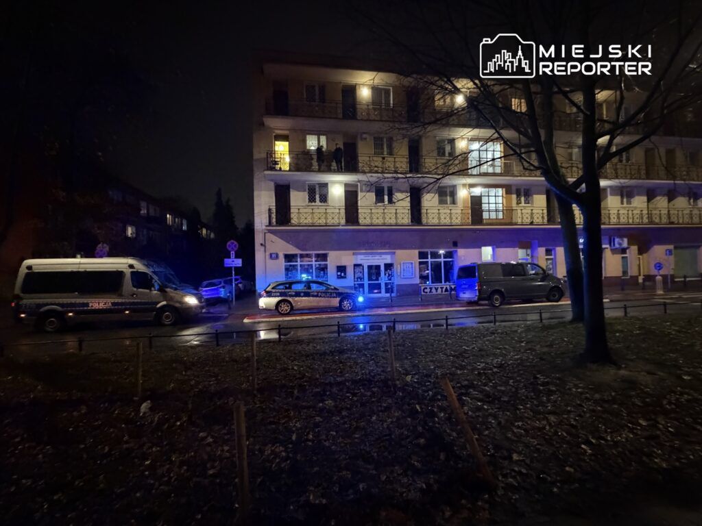 Warszawa: Atak nożownika na Mokotowie. Poszkodowany w szpitalu, sprawca zbiegł z miejsca zdarzenia