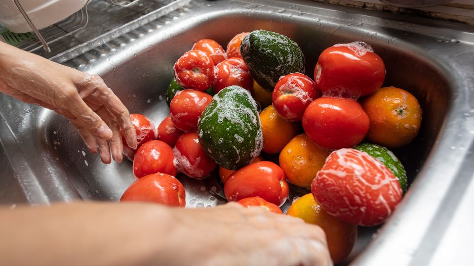 Niektórzy do mycia owoców podchodzą z niebywałą precyzją