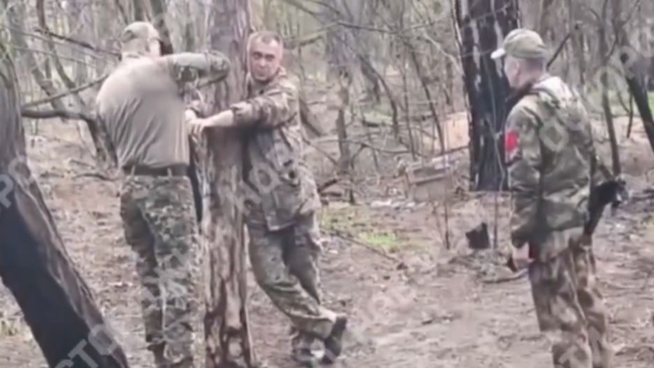 Rosyjski dowódca przywiązany do drzewa podczas ostrzału