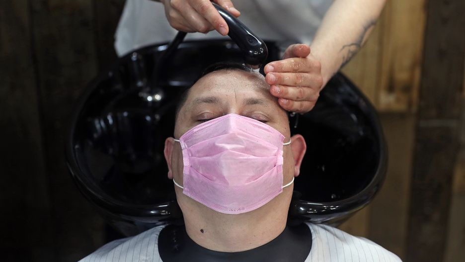 Fryzjerzy w Niemczech będą mogli wrócić do pracy 4 maja. Zarówno oni, jak i klienci, będą musieli być w maseczkach