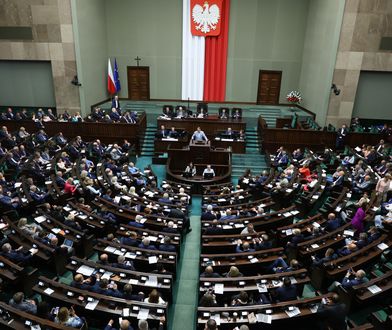PiS wciąż na prowadzeniu, ale traci przewagę. Najnowszy sondaż