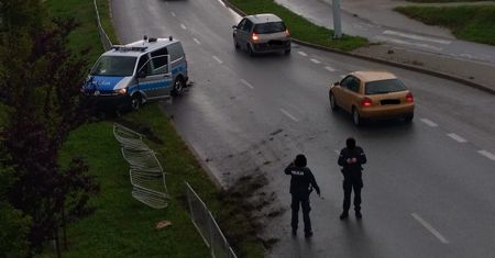 Wypadek radiowozu w Lublinie. Na łuku drogi wpadł w poślizg i wylądował na barierkach