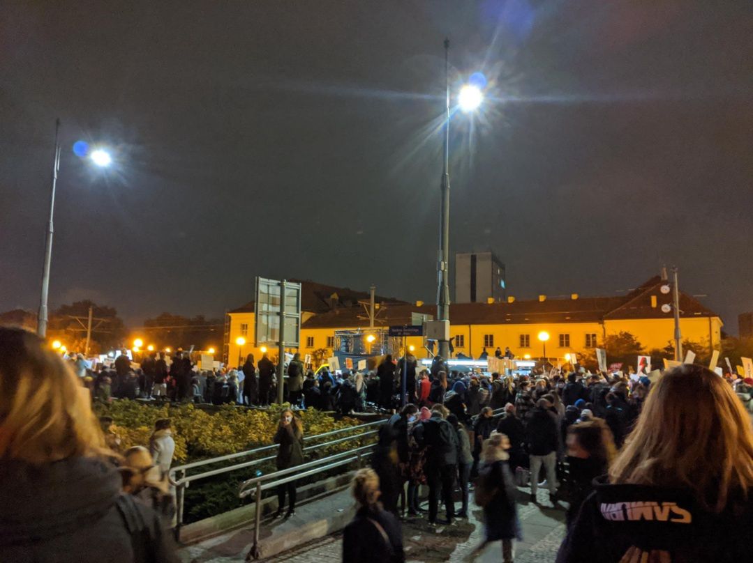 Demonstracja w Warszawie ma jak dotąd w głównej mierze pokojowy przebieg