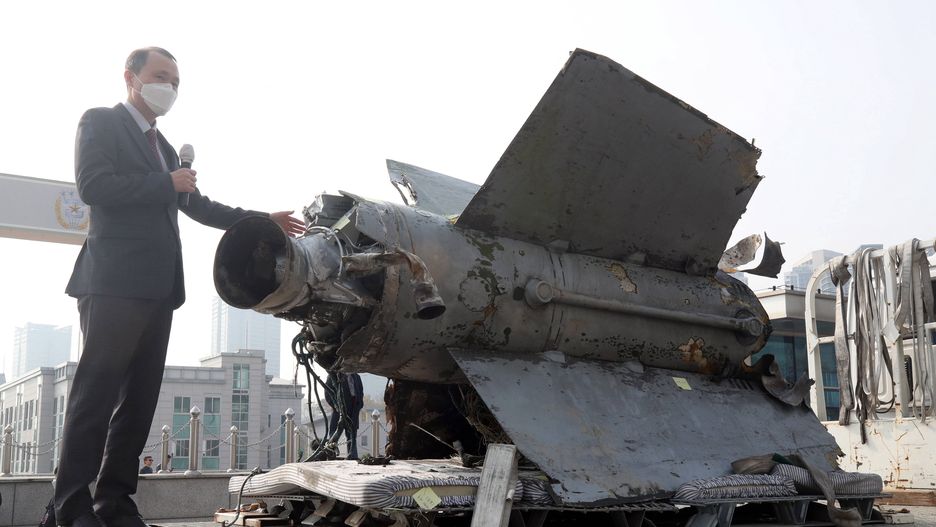 Debris of North Korean missile recovered by South Korea
epa10295309 Moon Hong-sik, deputy spokesperson for the defense ministry, speaks next to debris salvaged by the South Korean military of a ballistic missile that North Korea fired southward on 02 November past its de facto maritime border with South Korea, at the defense ministry in Seoul, South Korea, 09 November 2022. An interagency analysis of the debris, measuring around 3 meters long and 2 meters wide, indicates that the missile is an 'SA-5' type similar to that used by Russia in the Ukraine war, according to South Korea's military.  EPA/YONHAP / POOL SOUTH KOREA OUT 
Dostawca: PAP/EPA.
YONHAP / POOL