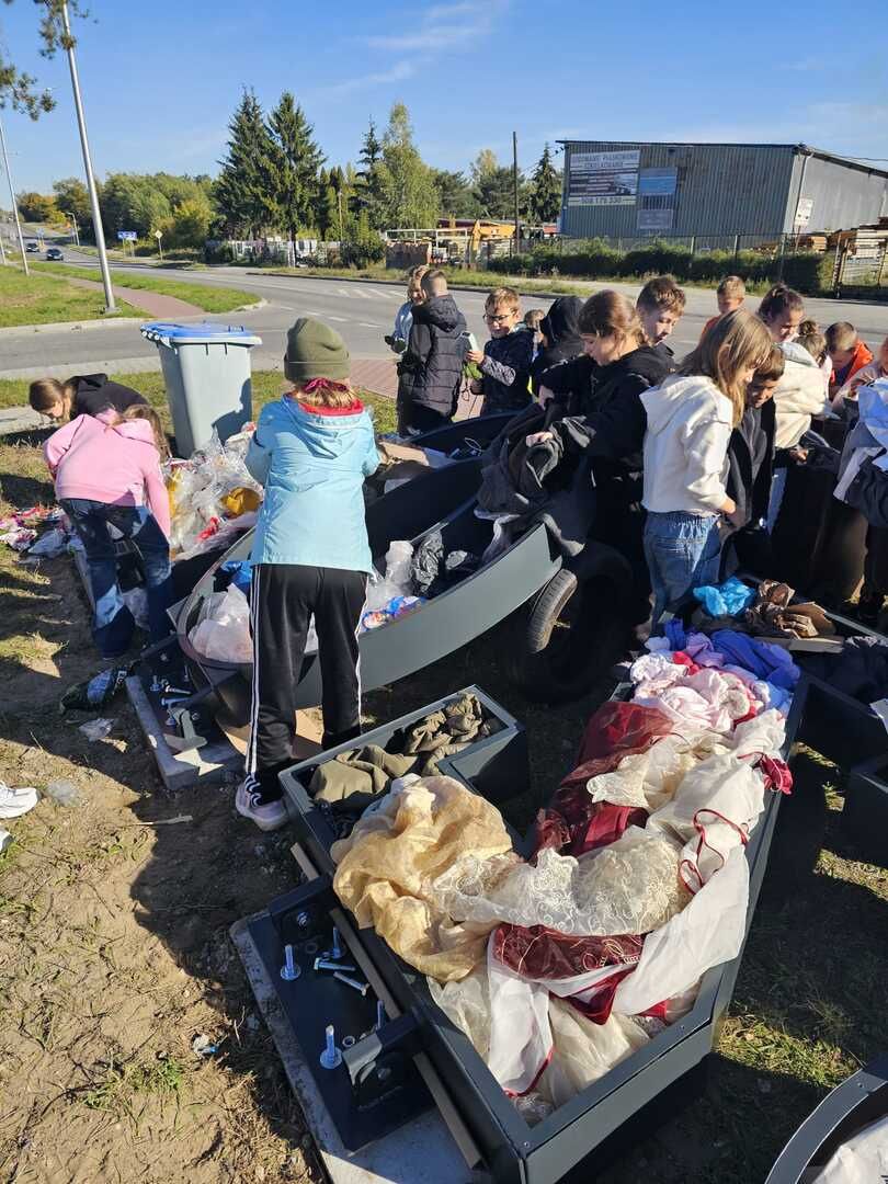 PSZOK w Ostrowcu Świętokrzyskim zyskał wyjątkową ozdobę w duchu recyklingu