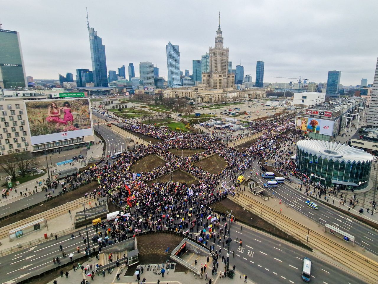 Tłum w Warszawie. W marszu wielu polityków PiS