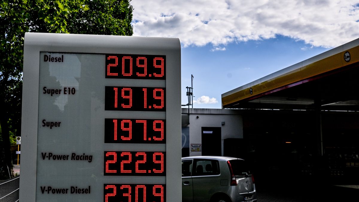 A display screen shows prices for various automotive fuels at a gas station in Berlin, Germany, 01 September 2022. Fuel prices increase after the end of the fuel regulation of the energy tax set by the European Union EPA/FILIP SINGER Dostawca: PAP/EPA.