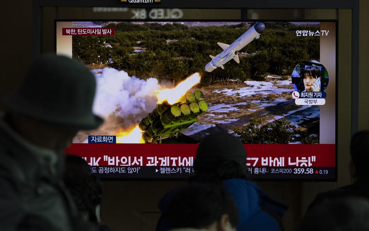 epaselect epa11227287 People watch the news at a station in Seoul, South Korea, 18 March 2024. According to South Korea's Joint Chiefs of Staff (JCS), North Korea launched several ballistic missiles into the East Sea on 18 March. EPA/JEON HEON-KYUN Dostawca: PAP/EPA.