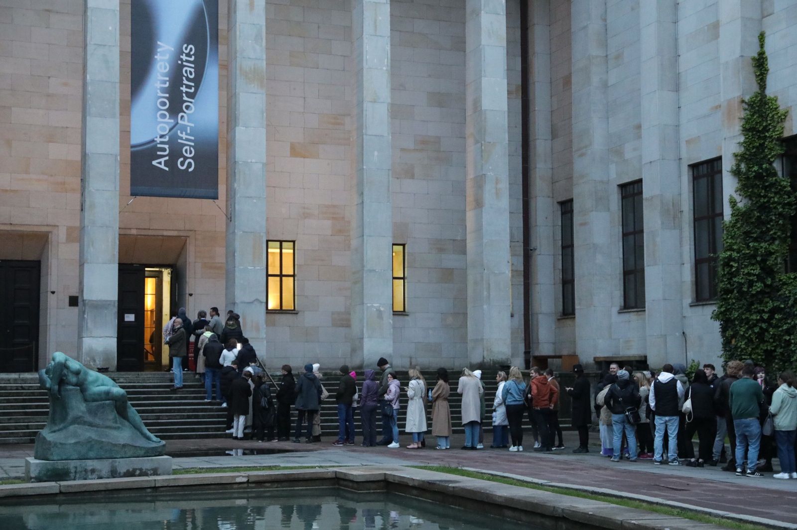 Kolejka przed Muzeum Narodowym w Warszawie w Noc Muzeów
