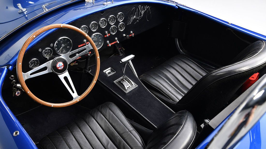 Miłym akcentem jest autograf samego Carolla Shelby'ego na desce rozdzielczej