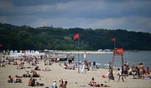 Zaczęło się. Czerwone flagi na bałtyckich plażach