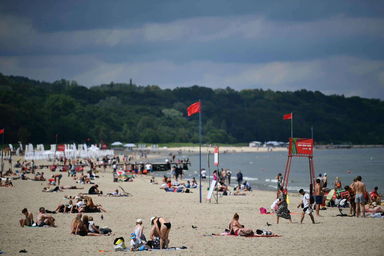 Zaczęło się. Czerwone flagi na bałtyckich plażach