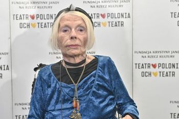 Pojawiła się na wózku. To wdowa po słynnym reżyserze