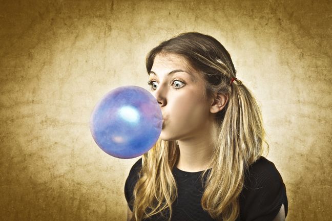 Żucie gumy może negatywnie wpłynąć na nasze zdrowie