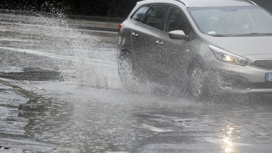 Nawałnice i burze nad Polską. Powalone drzewa, zalane domy i ulice