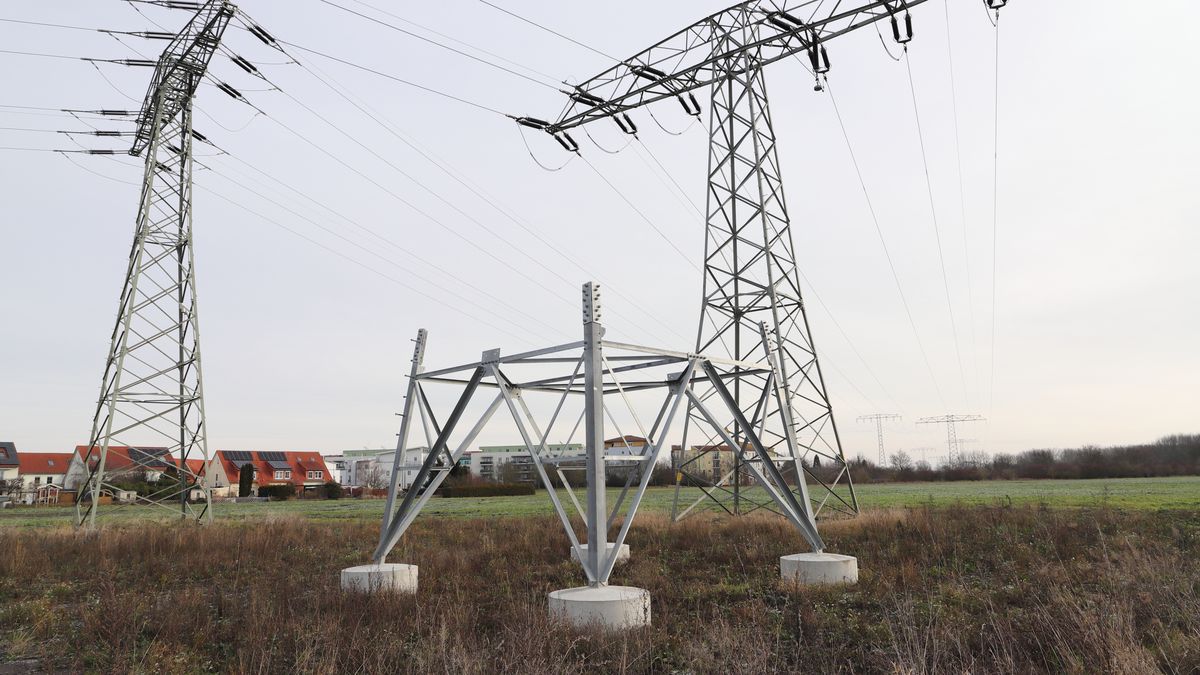 Masz działkę ze słupem energetycznym? Oto co mówi prawo