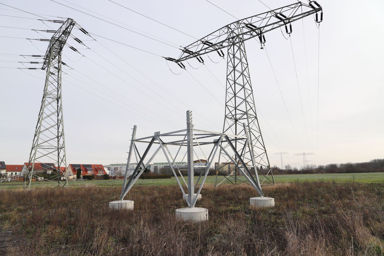 Masz działkę ze słupem energetycznym? Oto co mówi prawo