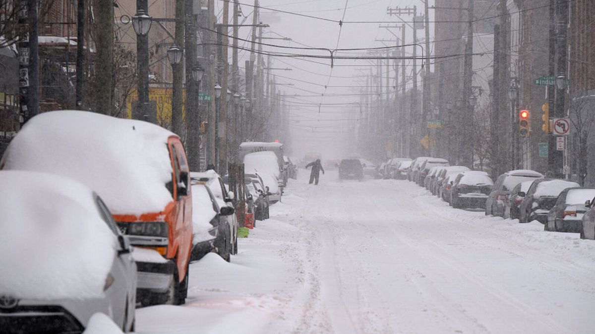 Ponad 36 ofiar śmiertelnych i setki tysięcy osób bez prądu.