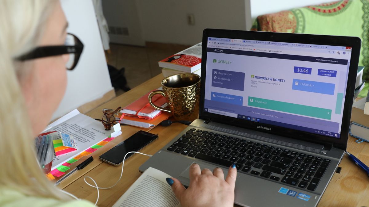 Od połowy marca setki tysięcy ludzi pracują z własnych domów