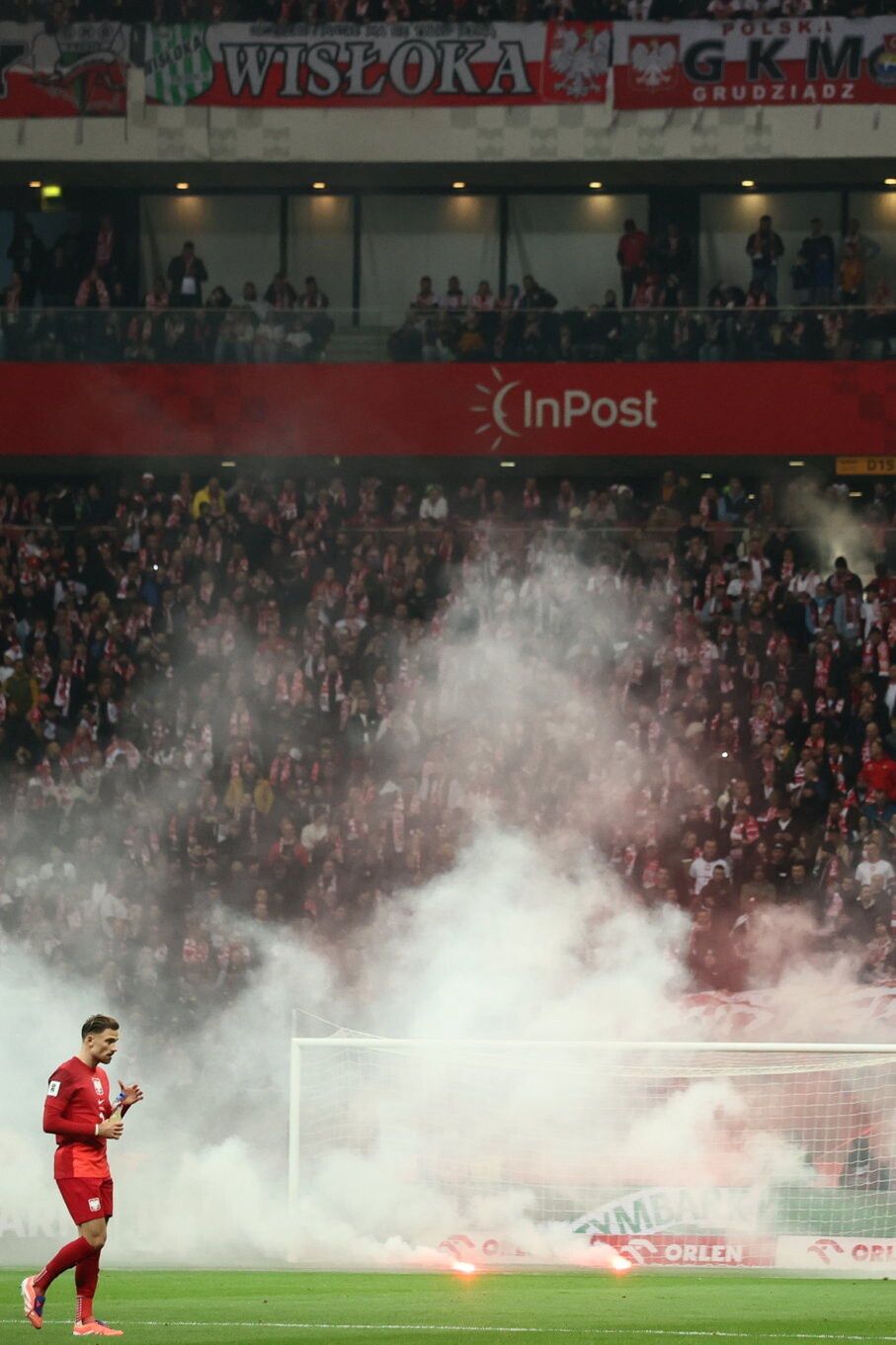 Race rzucone na boisko przez polskich kibiców podczas