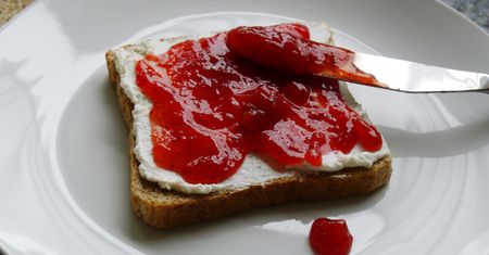 Najgorsze śniadanie. Podnosi cukier, tuczy, a Polacy się zajadają